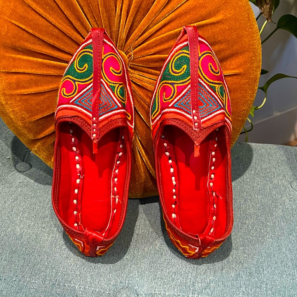Beautiful New Indian Embroidered Juttis 7.5 Slippers